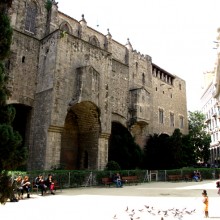 muralla primogènita, del segle I aC a la Plaça Ramon Berenguer