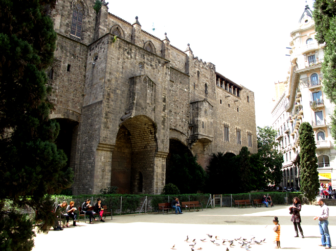 muralla primogènita, del segle I aC a la Plaça Ramon Berenguer