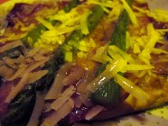 Coca de recapte d'espàrrecs - pernil, ceba confitada, espàrrecs de marge i formatge parmesà