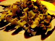 Formatge de Parma amb avellanes i vinagre de mòdena caramel·litzat Formatge de Parma amb avellanes i vinagre de mòdena caramel·litzat