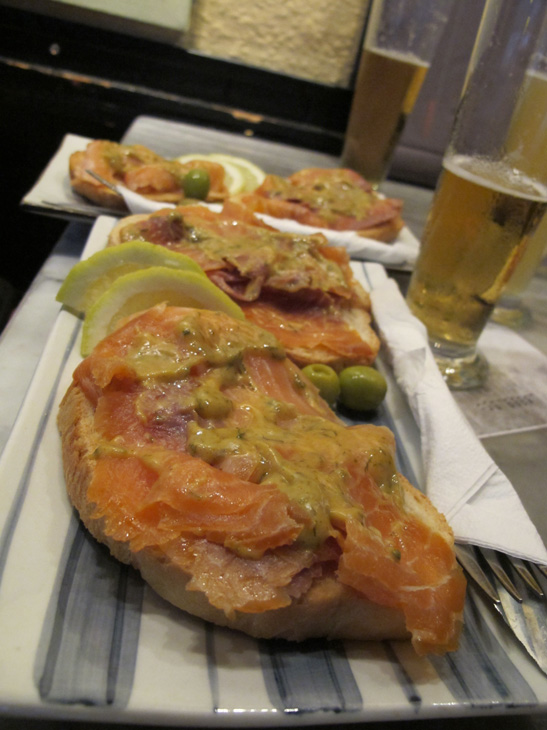 Torrada de salmó amb salsa sueca (4,5€)