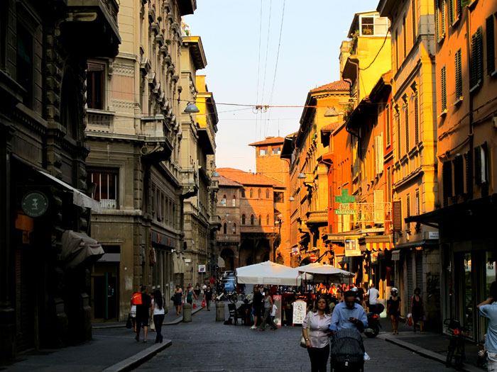 carrer al voltant de la Piazza Maggiore