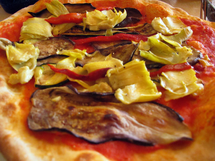 Pizza vegetariana: carxofes, esbergínia i pebrot vermell