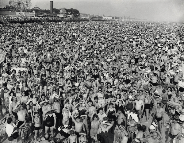 Weegee © Crowd at Coney Island, 1940